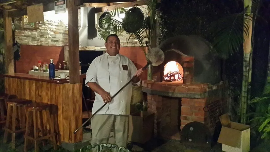 Juan Cárcamo junto al horno en los inicios de La Clásica